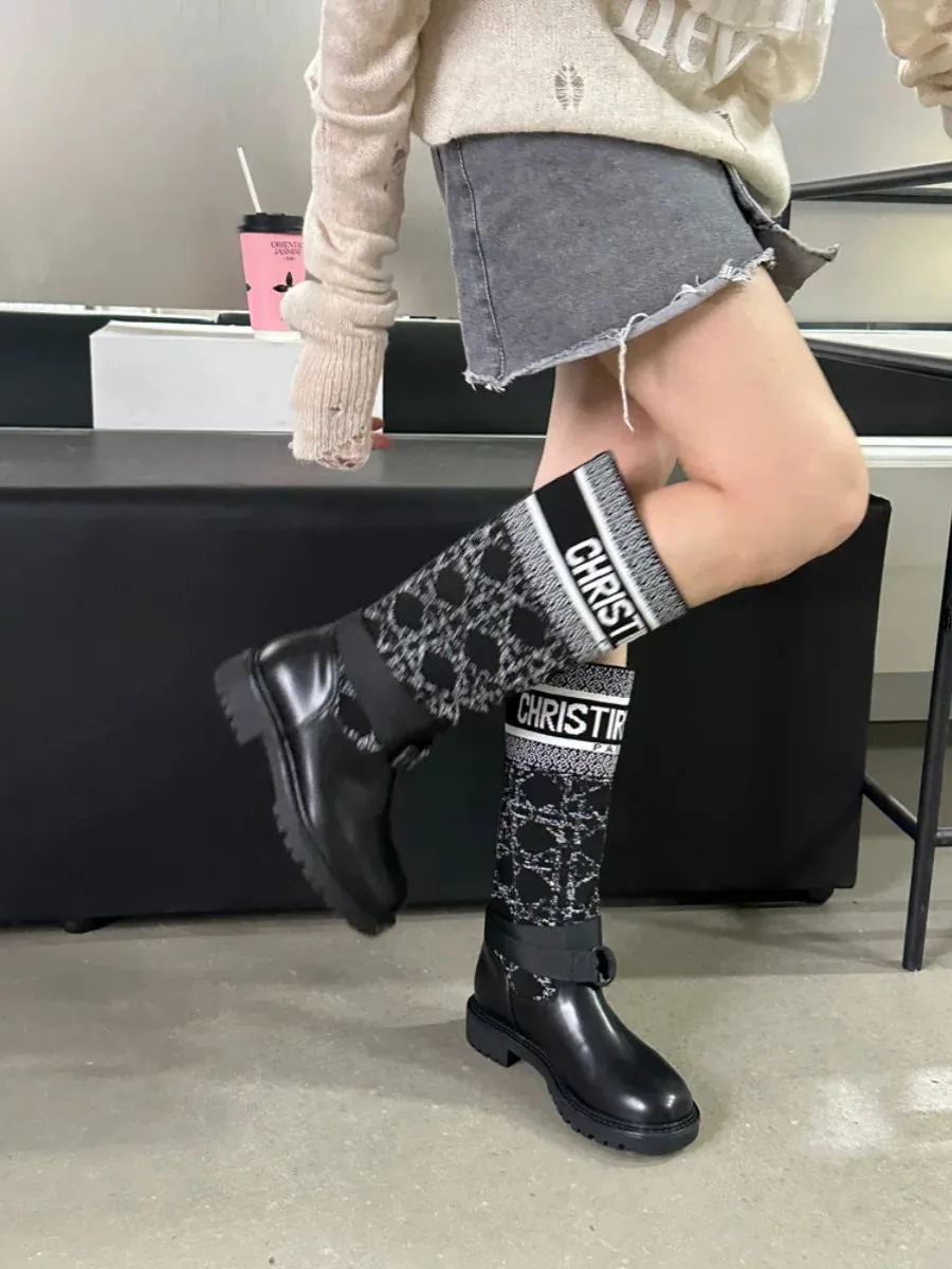 👟👟Ex-factory price 560👟👟 Dior color-blocking new boots for autumn and winter, the latest electric embroidery color-blocking letter logo for autumn and winter, round-toe high-top knight boots for women, Material: first-layer cowhide stitched with electric embroidery fabric, sheepskin lining for feet, original molded TPU outsole Size: 35-40 yards